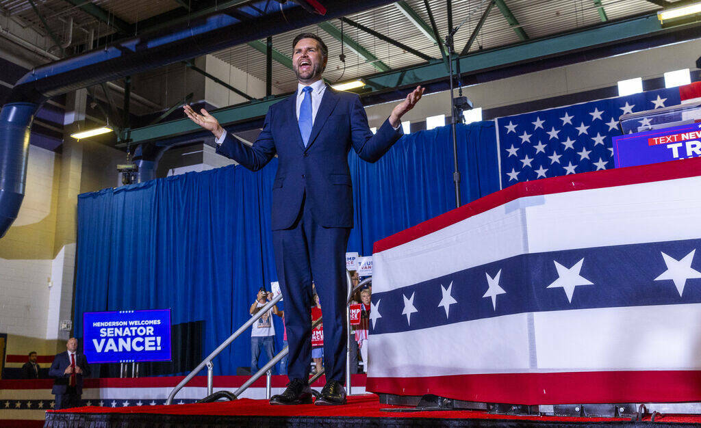 El senador de Ohio JD Vance saluda a la multitud mientras llega al escenario para pronunciar un ...