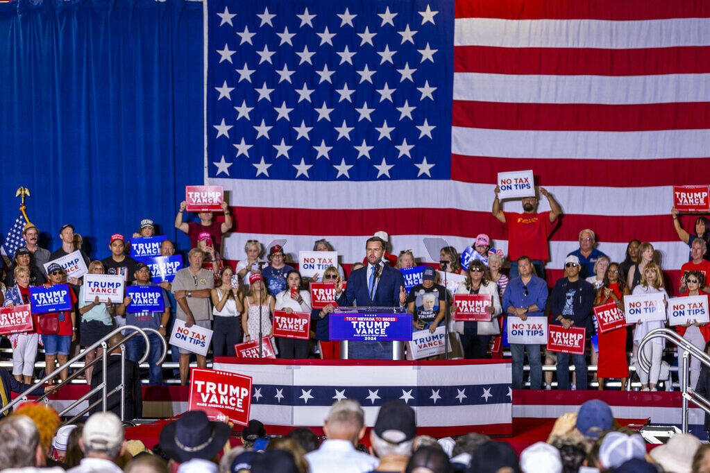 El senador de Ohio JD Vance pronuncia un discurso durante un mitin en Liberty High School, el m ...