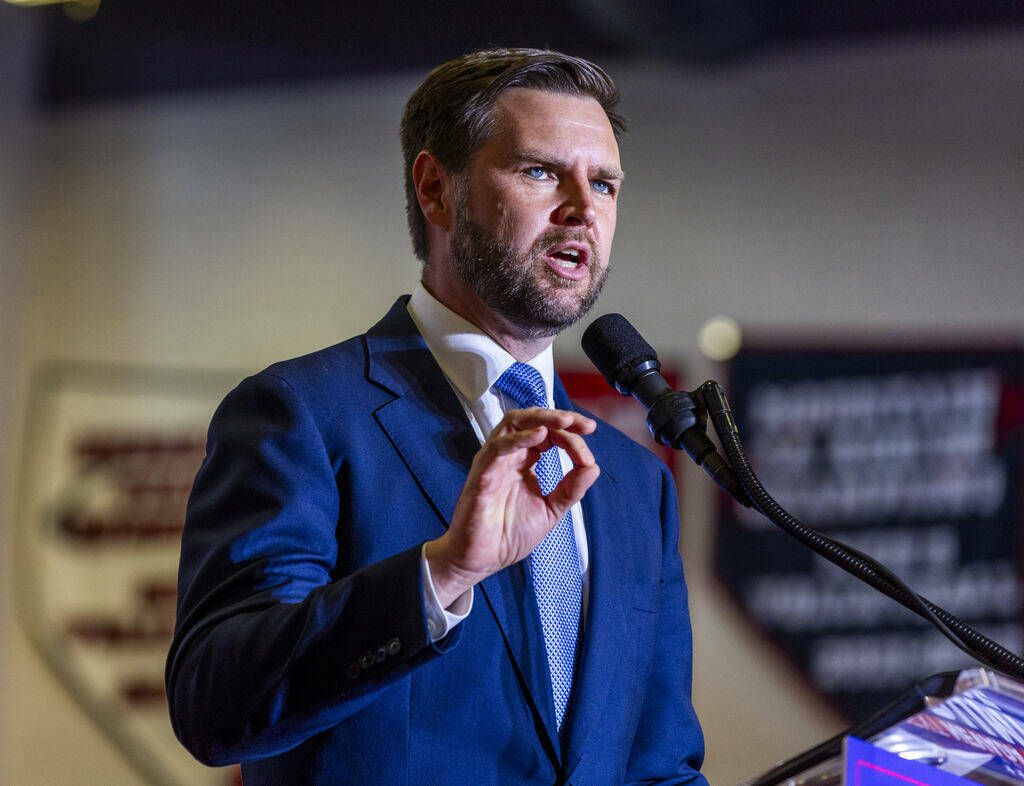 El senador de Ohio JD Vance pronuncia un discurso durante un mitin en Liberty High School, el m ...