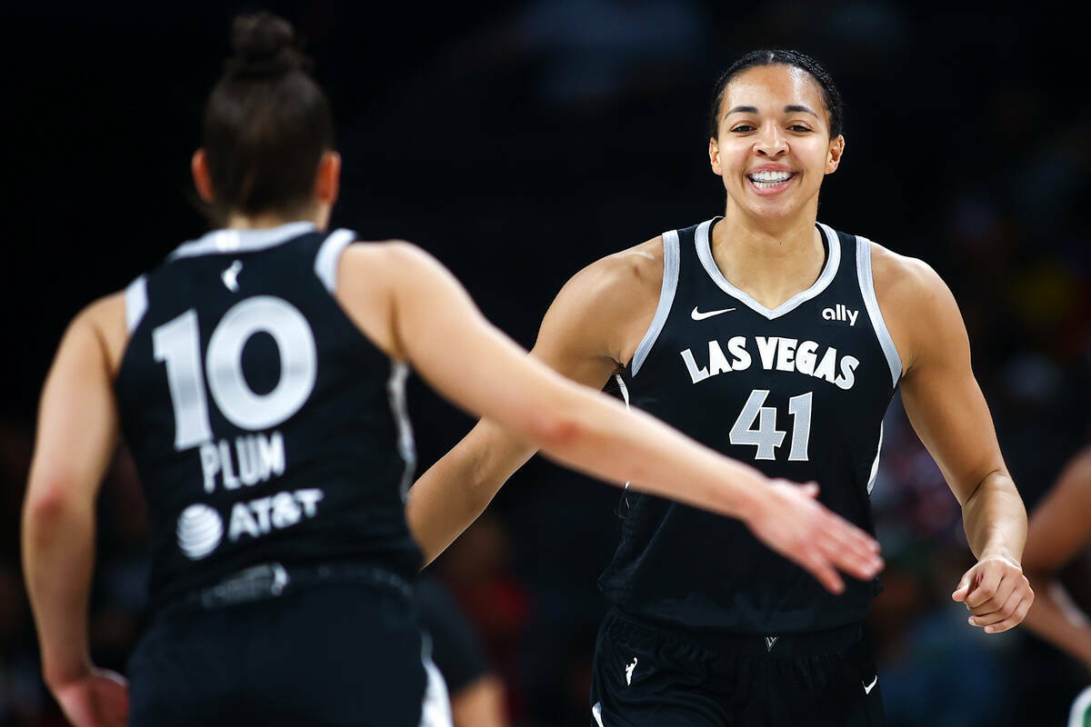 La centro de Las Vegas Aces Kiah Stokes (41) celebra con la escolta Kelsey Plum (10) tras anota ...