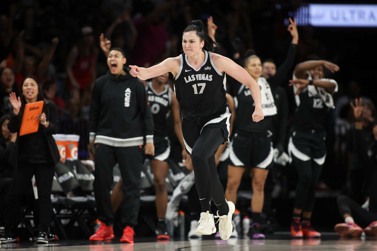 La centro de Las Vegas Aces Megan Gustafson (17) celebra tras anotar durante la segunda mitad d ...