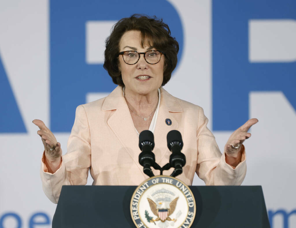 La senadora Jacky Rosen habla en un mitin de campaña posterior al debate al que asistió la vi ...