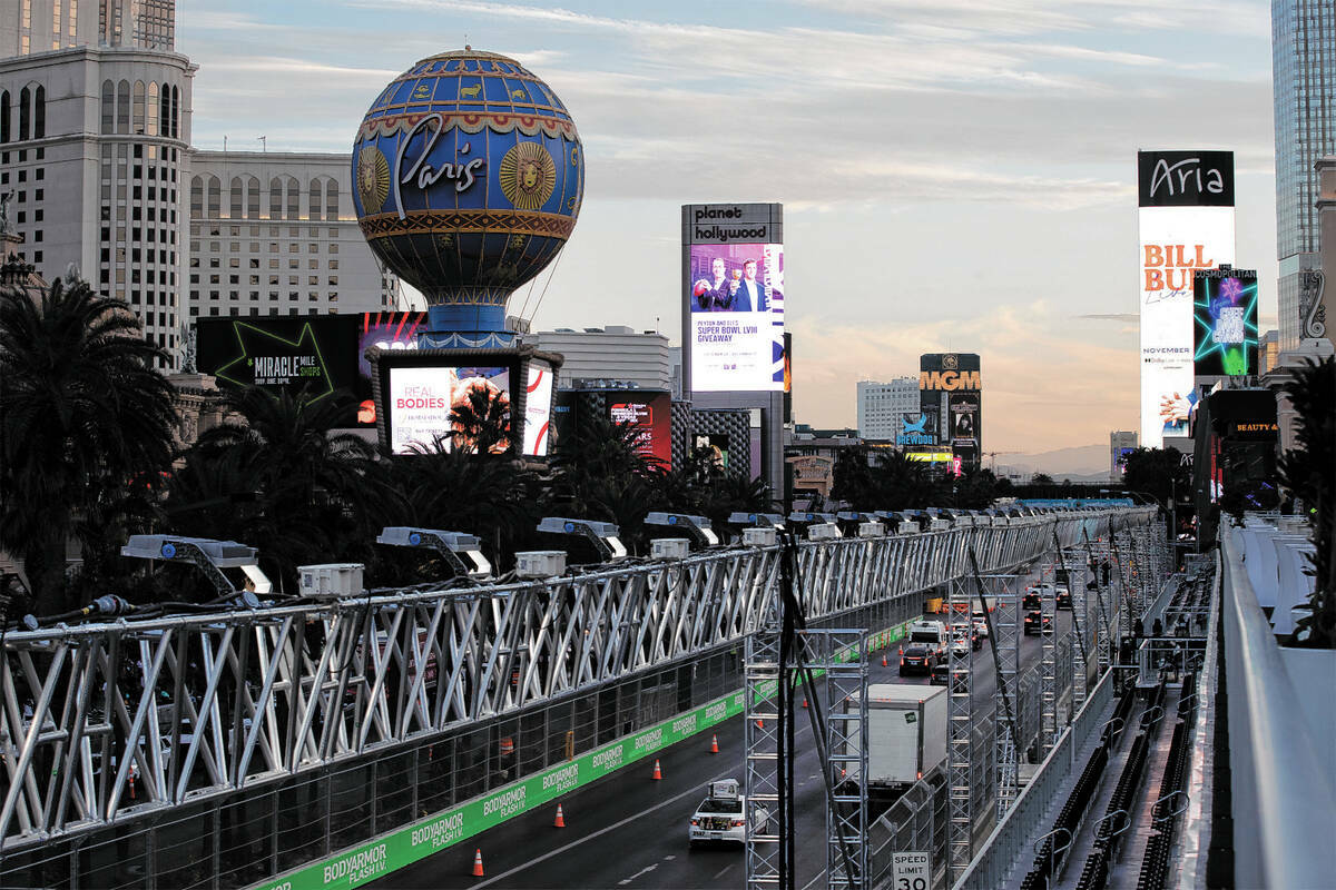 Archivo - Tráfico en Las Vegas Boulevard visto desde las gradas del Bellagio Fountain Club ant ...