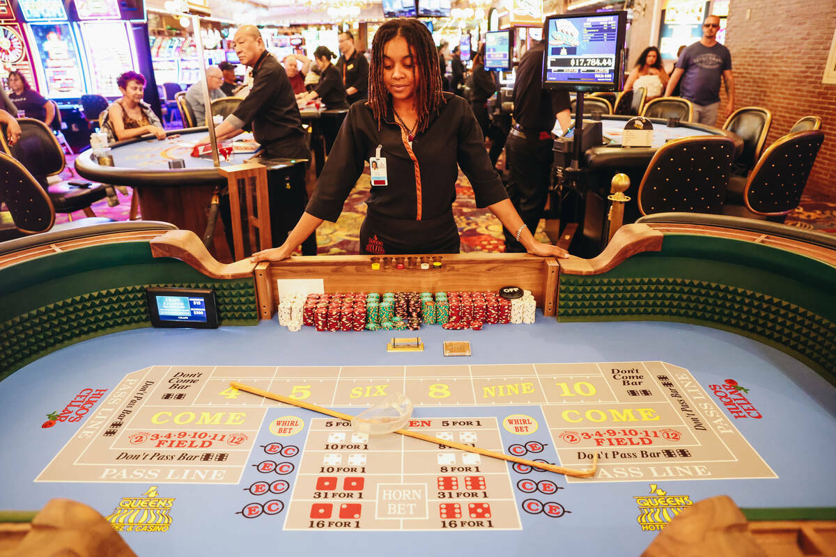 Una mesa de craps para principiantes se ve en el Four Queens el viernes 31 de mayo de 2024, en ...