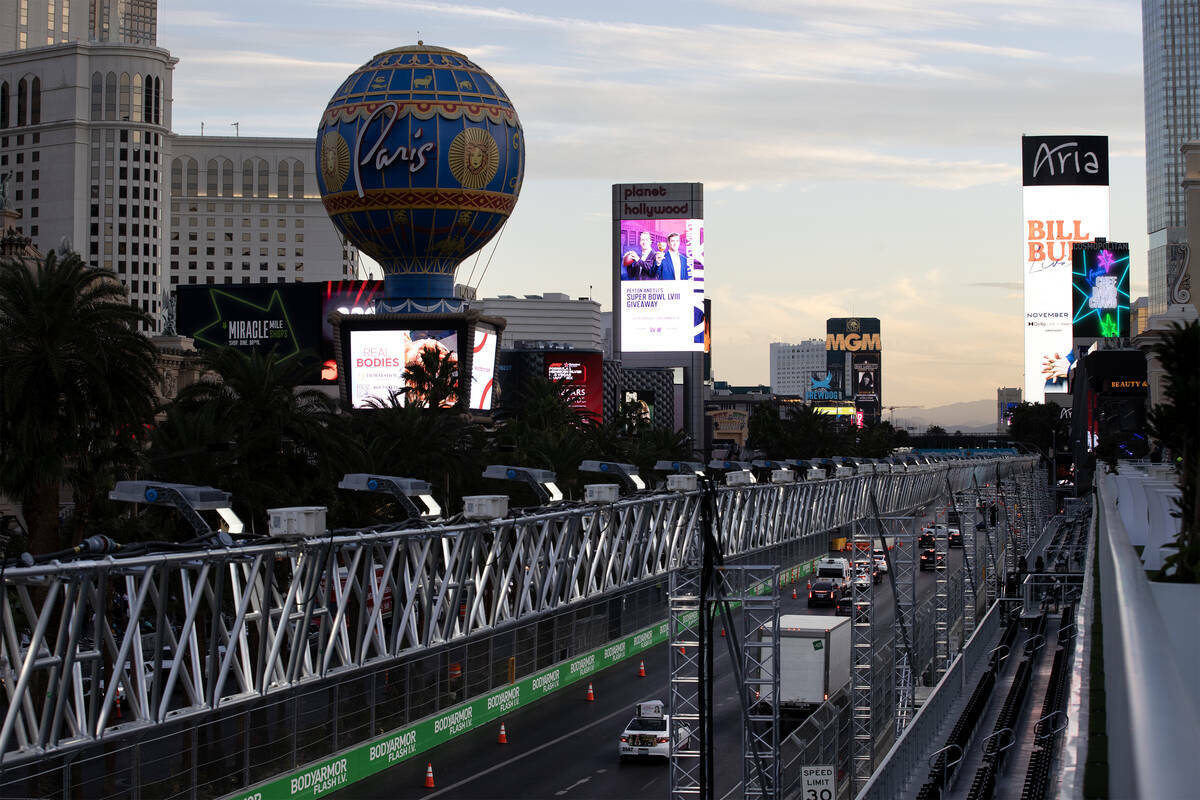 El tráfico circula por Las Vegas Boulevard visto desde las tribunas del Bellagio Fountain Club ...