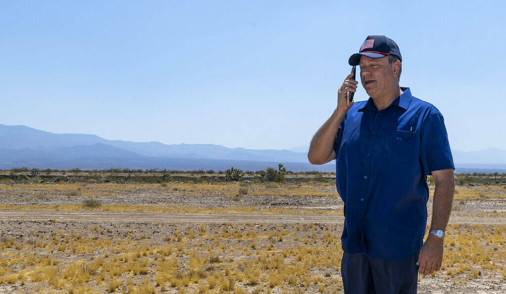 El director ejecutivo de Spaceport, Rob Lauer, hace una llamada mientras se encuentra en el ter ...