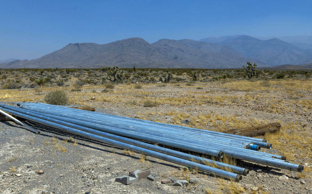 Tuberías viejas apiladas en el lugar de la nueva propiedad del Spaceport, el sábado 27 de jul ...