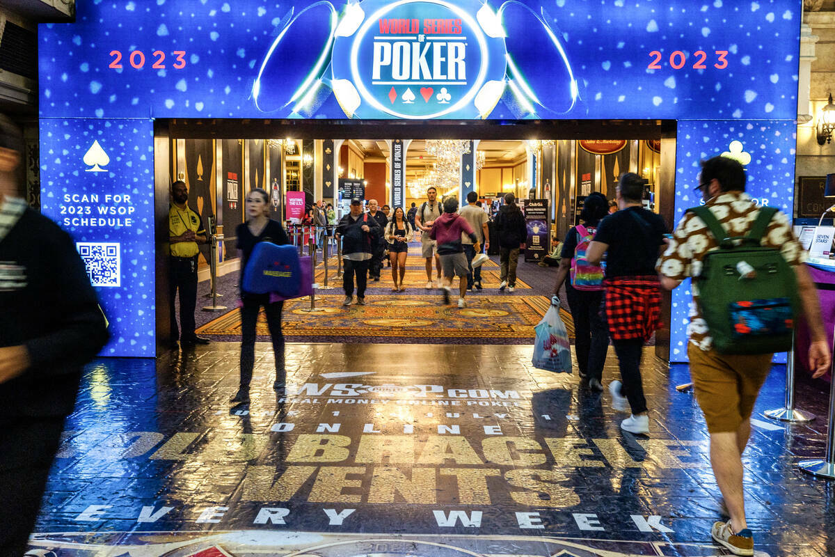 Jugadores de póquer entran y salen de la WSOP en el Paris, el viernes 23 de junio de 2023, en ...