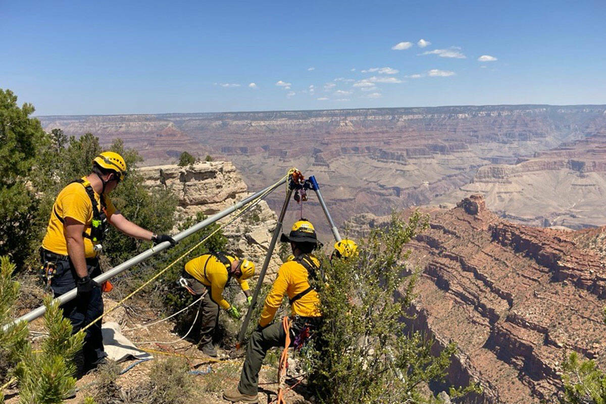 Personal de rescate opera un sistema de rescate técnico de ángulo alto en el Parque Nacional ...