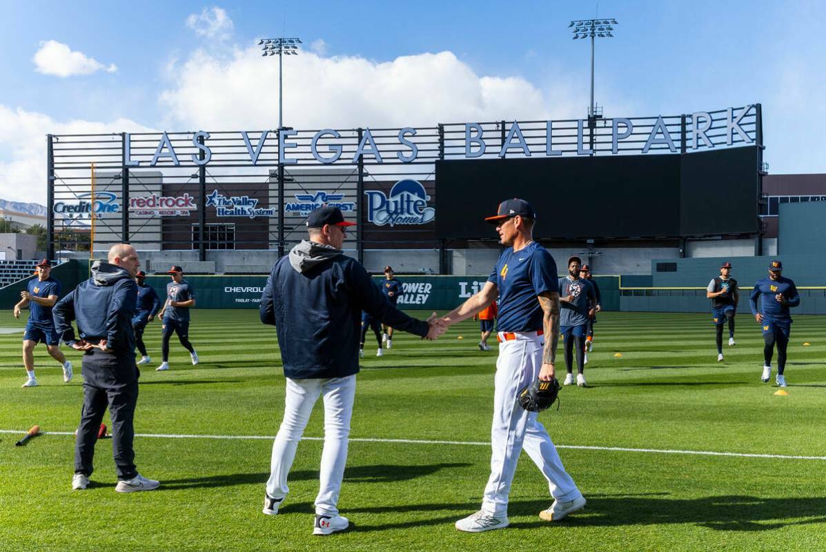 El manager de los Aviators, Fran Riordan, en el centro, saluda al lanzador Aaron Brooks (38) du ...