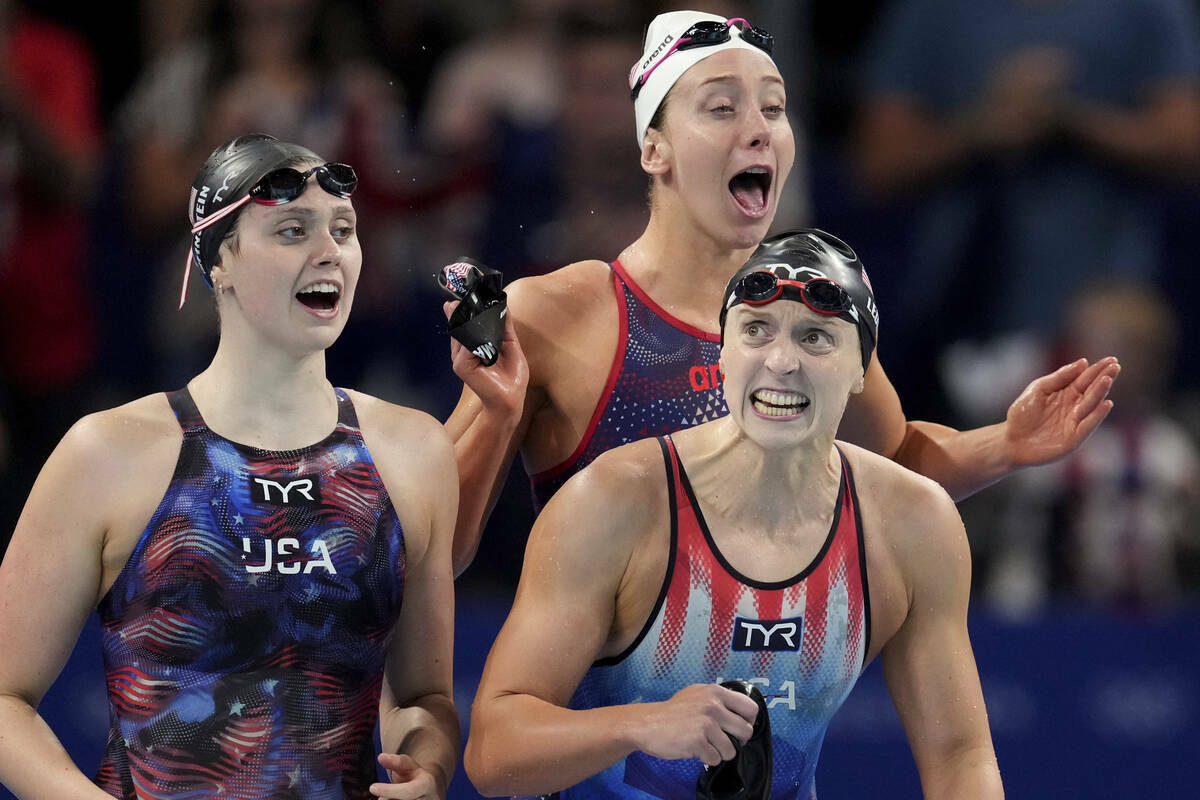 Claire Weinstein (izquierda), Katie Ledecky (derecha), y Paige Madden, (atrás), del equipo de ...