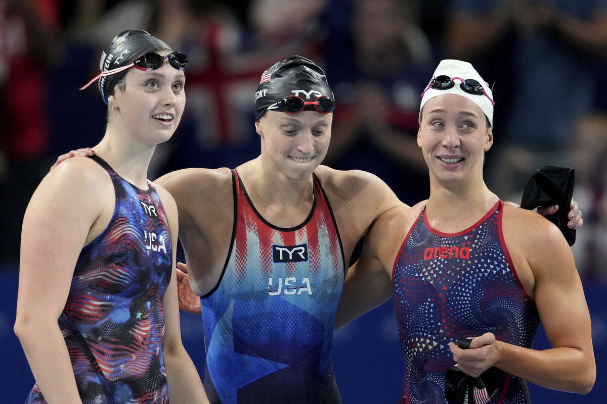 De izquierda a derecha Claire Weinstein, Katie Ledecky y Paige Madden, de Estados Unidos, reacc ...