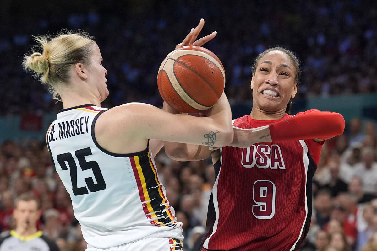 Beckey Massey (izquierda), de Bélgica , y A'ja Wilson, de Estados Unidos, luchan por el balón ...