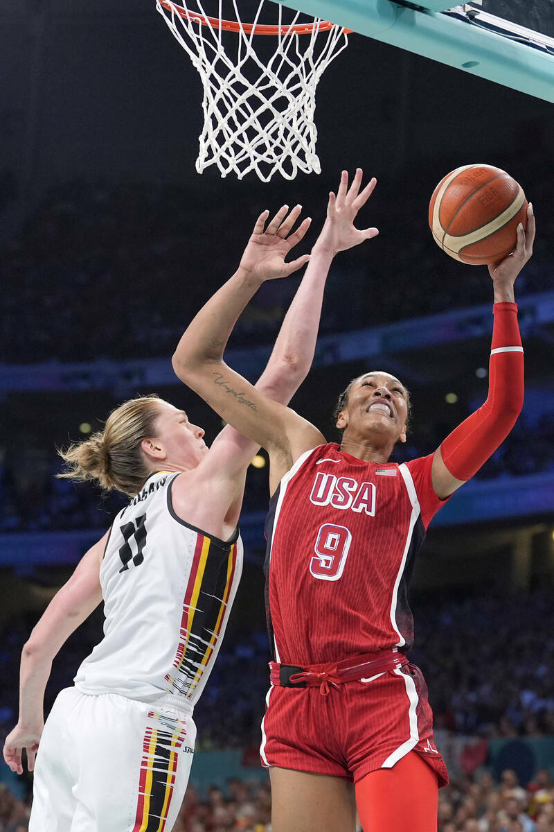 A'ja Wilson (derecha), de Estados Unidos, lanza mientras Emma Meesseman, de Bélgica, defiende ...