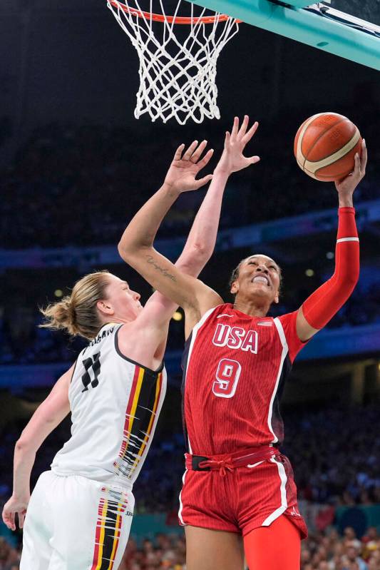 A'ja Wilson (derecha), de Estados Unidos, lanza mientras Emma Meesseman, de Bélgica, defiende ...