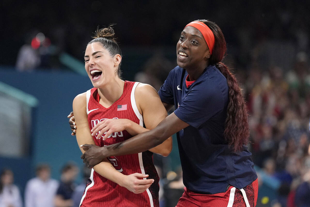 Las jugadoras de Estados Unidos Kelsey Plum (izquierda) y Kahleah Copper celebran mientras sale ...