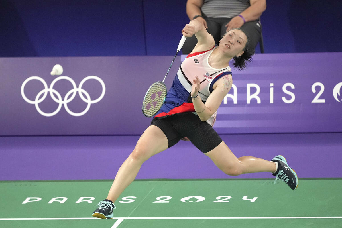 Beiwen Zhang, de Estados Unidos, juega contra Carolina Marín, de España, durante su partido d ...