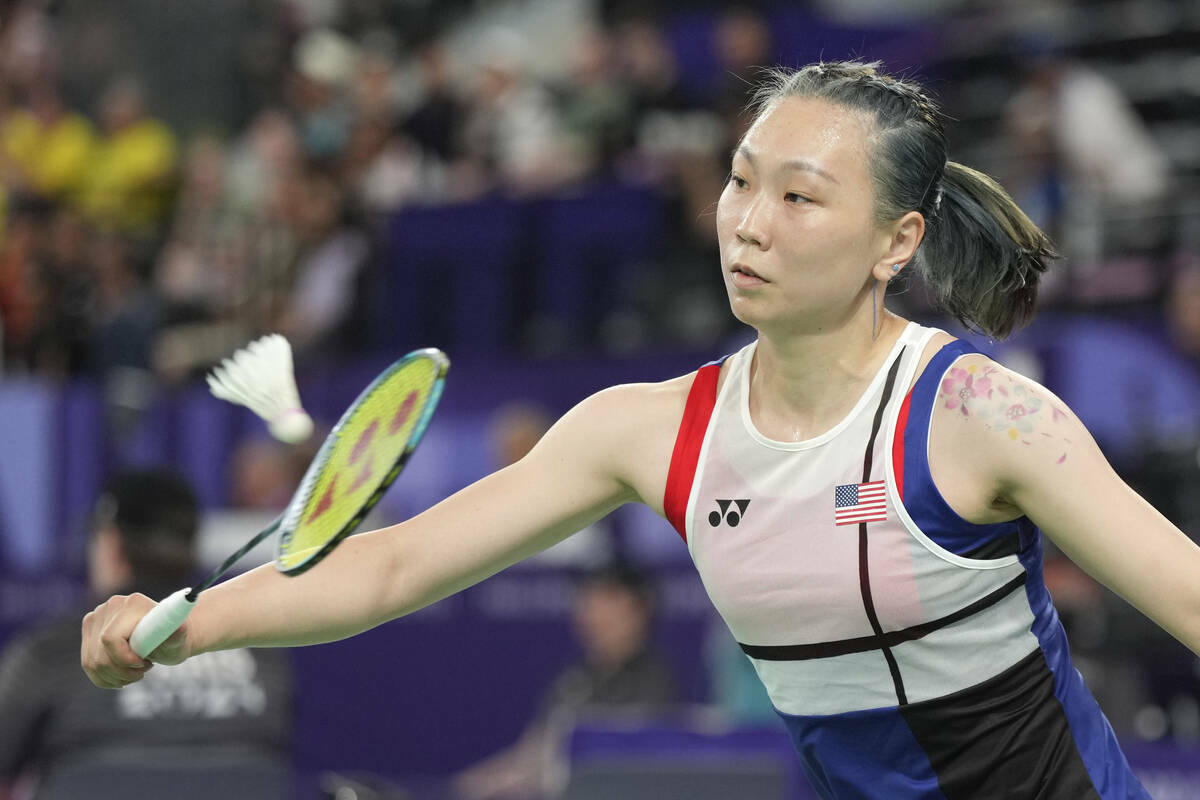 Beiwen Zhang, de Estados Unidos, juega contra Carolina Marín, de España, durante su partido d ...