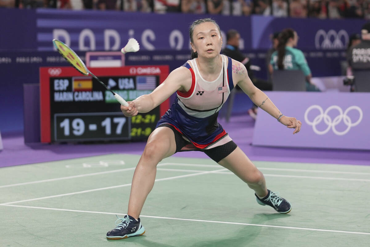 Beiwen Zhang, de Estados Unidos, juega contra Carolina Marín, de España, durante su partido d ...