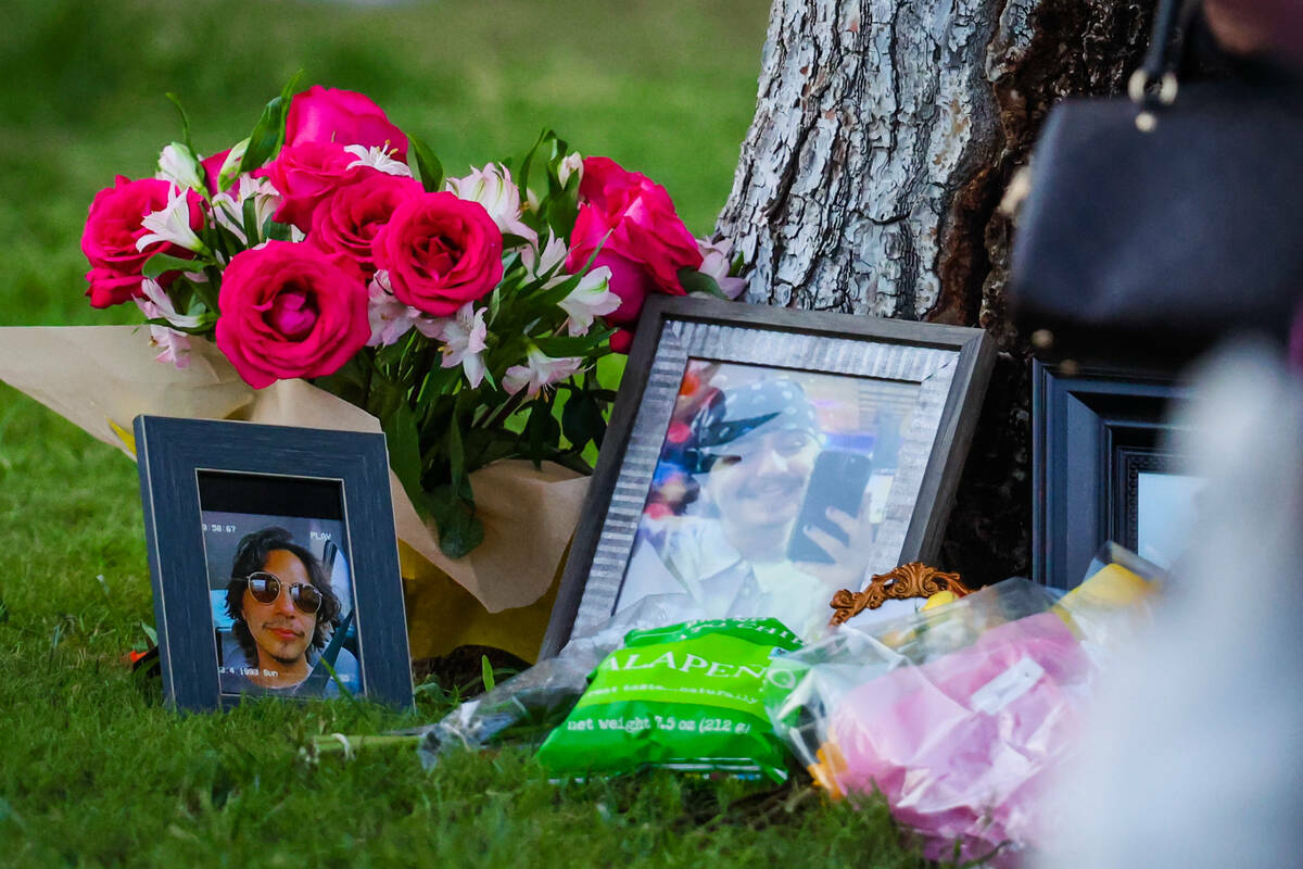 Flores, fotografías y otros homenajes se colocan durante una vigilia por Kameron Moore y Vince ...