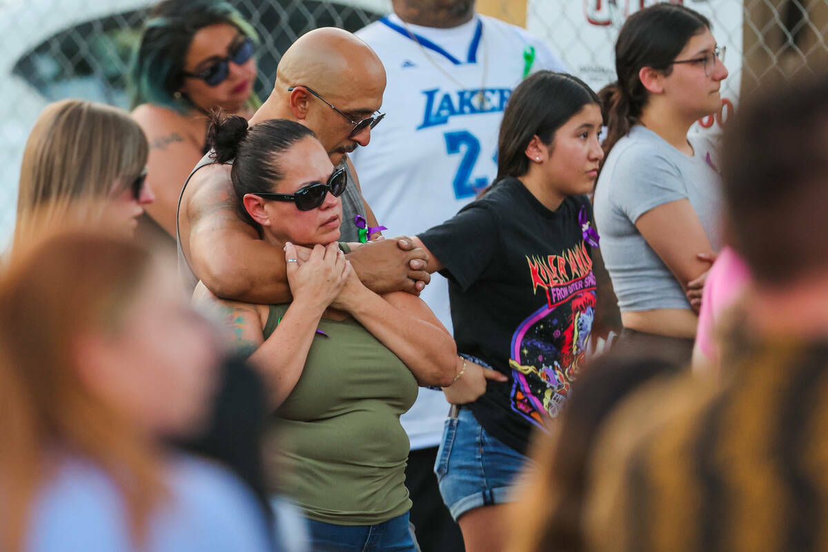 Dolientes se reúnen durante una vigilia por Kameron Moore y Vincent Herrera en Riverbend Villa ...