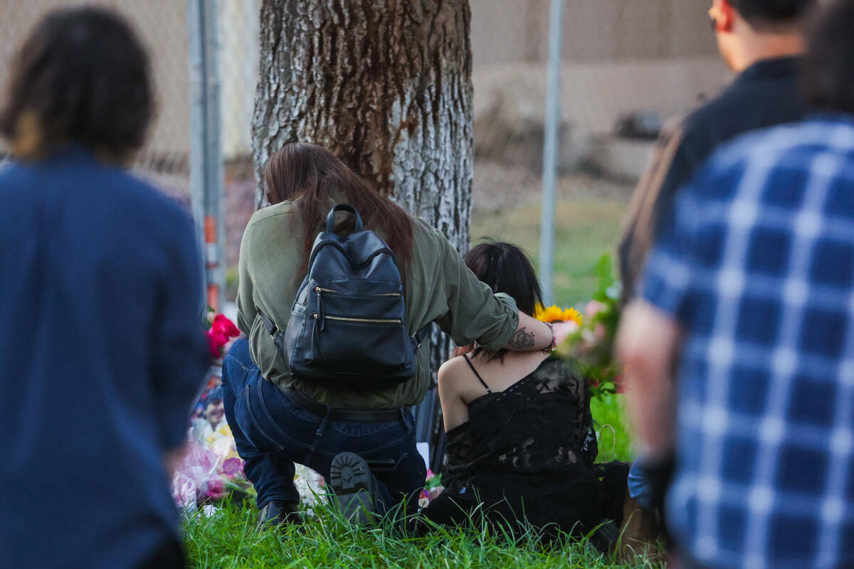 Dolientes se reúnen durante una vigilia por Kameron Moore y Vincent Herrera en Riverbend Villa ...