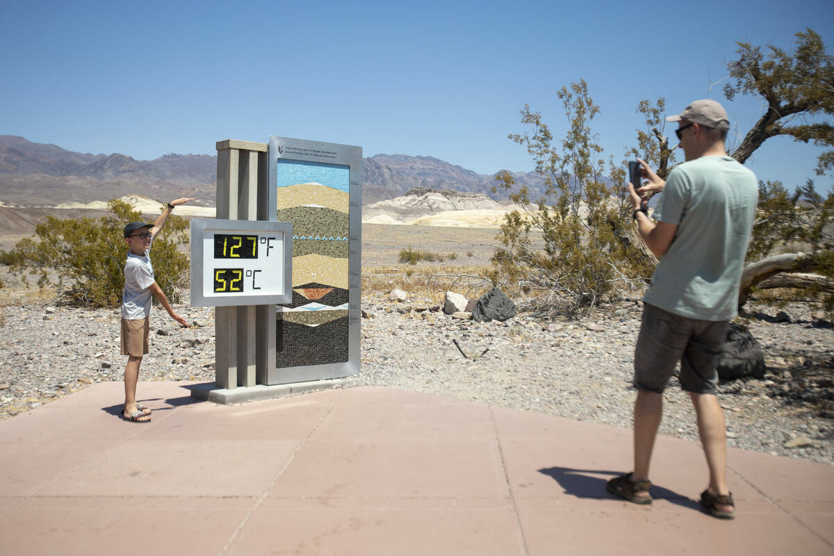 Turistas toman fotografías frente al termómetro del Furnace Creek Visitor Center, el 8 de jul ...