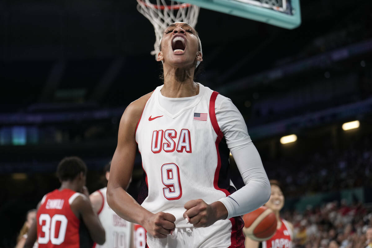 A'ja Wilson, de Estados Unidos, celebra después de anotar contra Japón en un partido de basqu ...