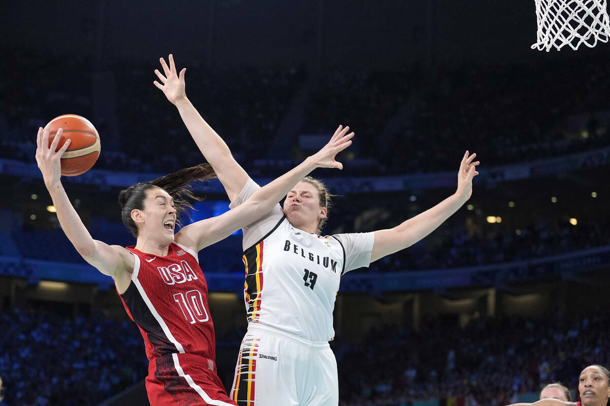 La estadounidense Breanna Stewart, a la izquierda, lanza a canasta mientras la belga Kyara Lins ...