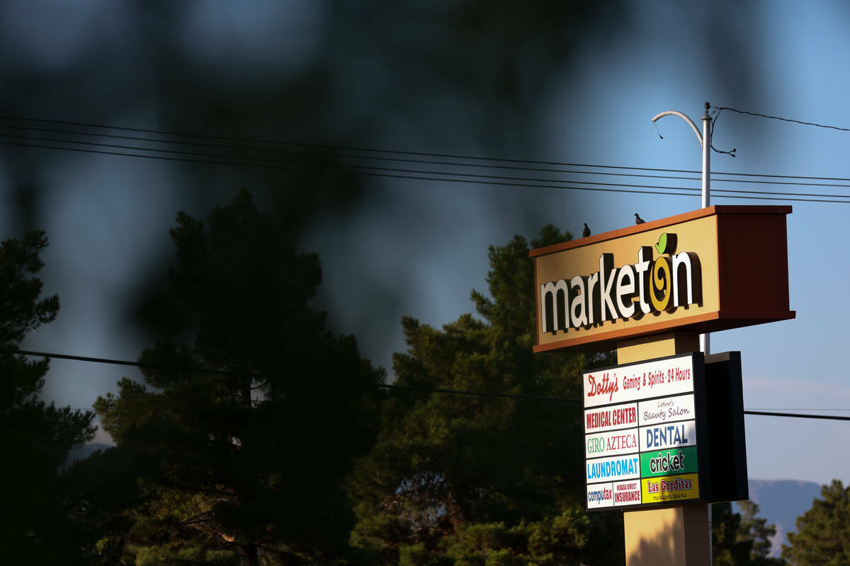 Un supermercado Marketon en la intersección de North Decatur Boulevard y West Washington Avenu ...