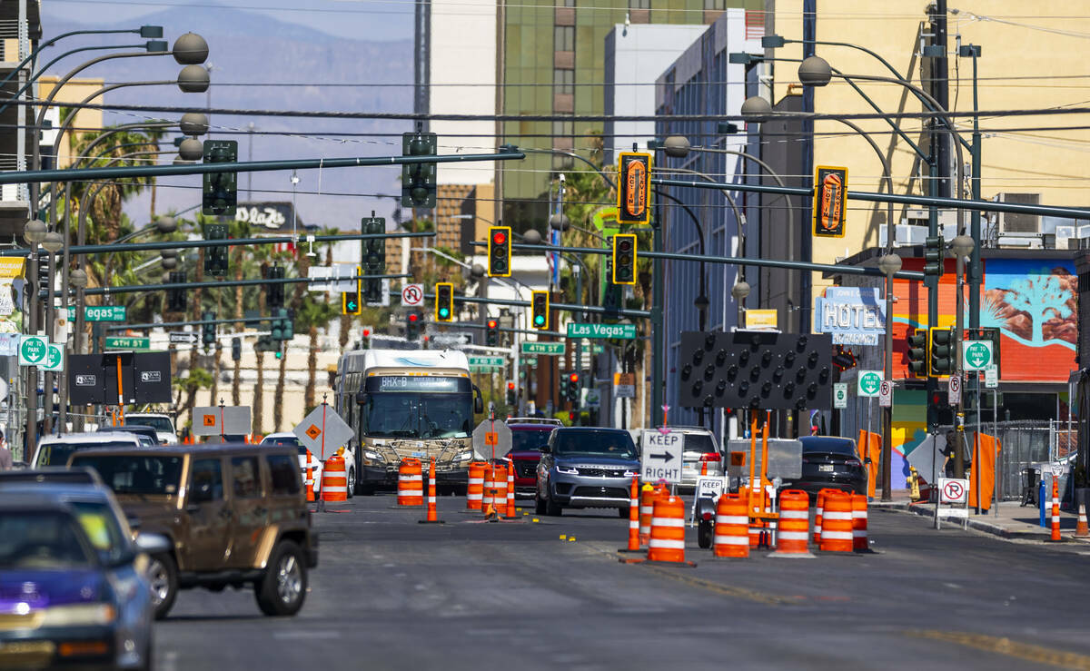 Un autobús avanza hacia el este por Carson Avenue, el sábado 3 de agosto de 2024, en Las Vega ...