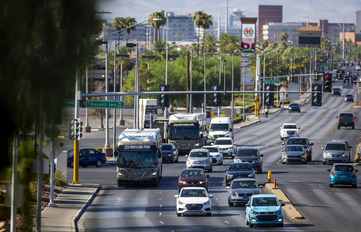 Autobuses se dirigen hacia el norte por Maryland Parkway, el sábado 3 de agosto de 2024, en La ...