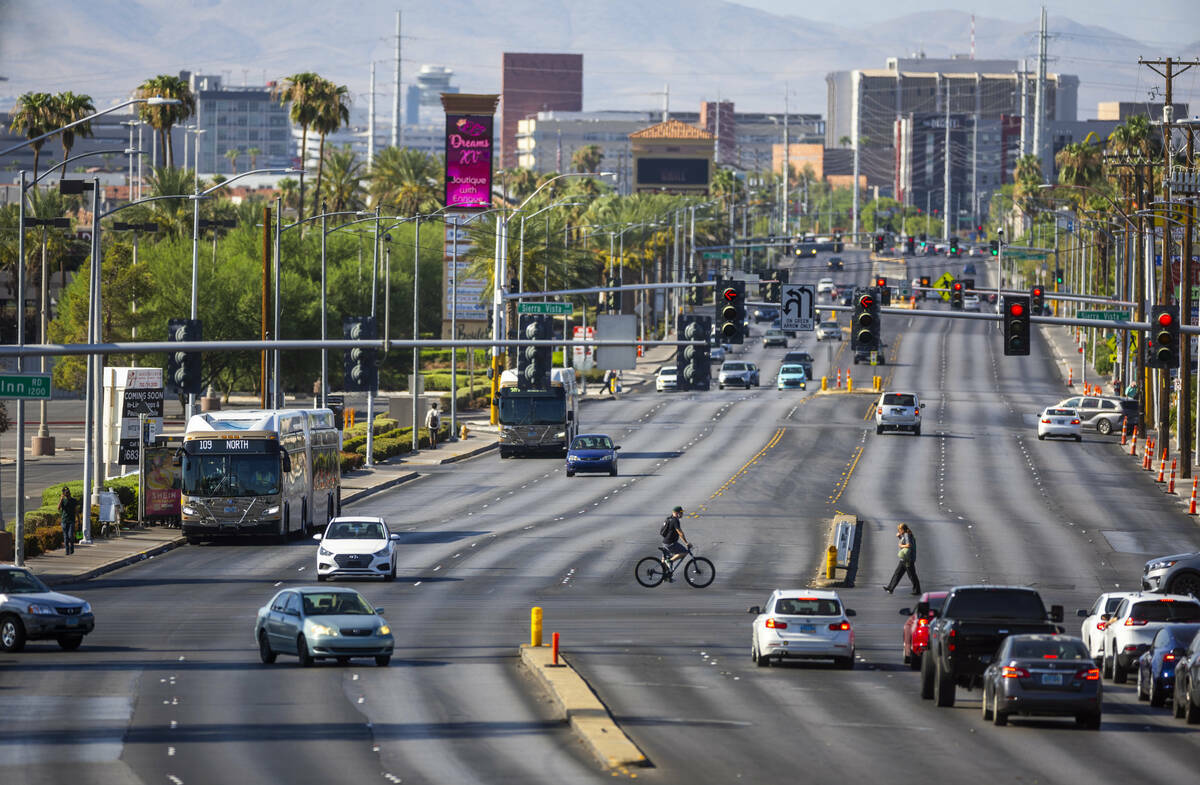 Autobuses se dirigen hacia el norte por Maryland Parkway, el sábado 3 de agosto de 2024, en La ...