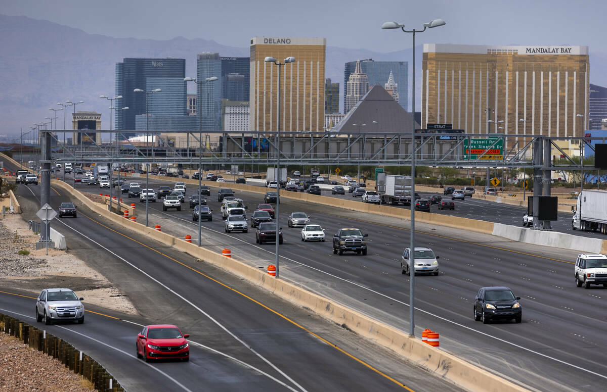 El tránsito de vehículos se ve en la I-15 hacia el sur entre Flamingo y Warm Springs, el juev ...