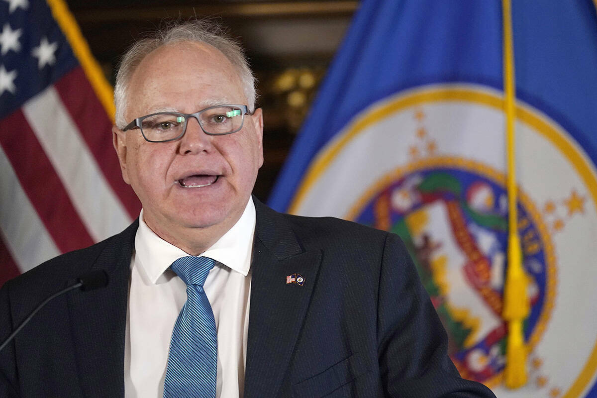 El gobernador de Minnesota, Tim Walz, habla con los medios, el 9 de noviembre de 2022, en St. P ...