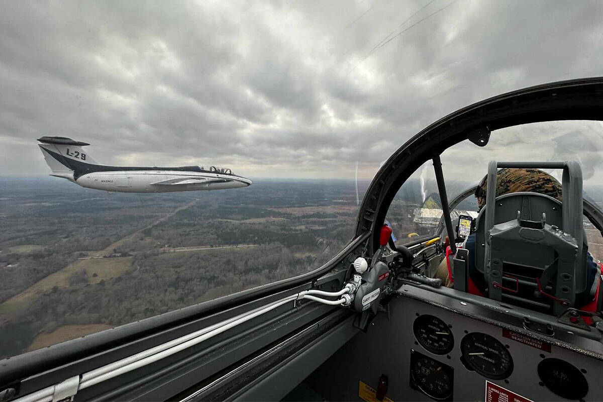 Interior de la cabina de un avión de capacitación L-29 que está siendo adquirido por los urb ...