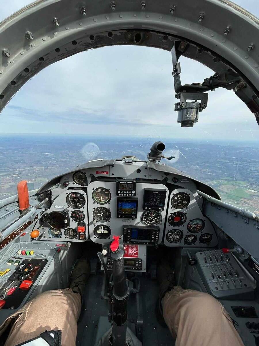 Interior de la cabina de un avión de capacitación L-29 que está siendo adquirido por los urb ...