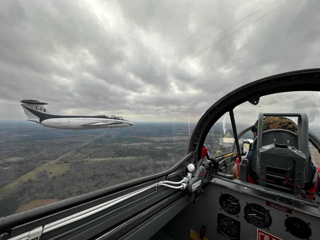 Interior de la cabina de un avión de capacitación L-29 que está siendo adquirido por los urb ...