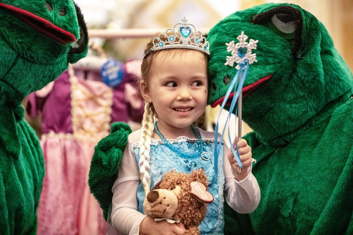 Samantha Buckley, de 5 años, se toma una foto con ranas reales durante un viaje de Make-A-Wish ...