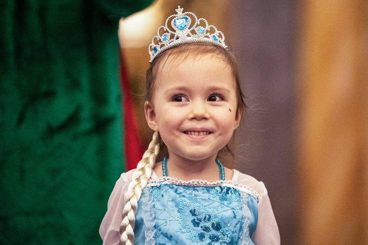 Samantha Buckley, de 5 años, sale vestida de princesa durante un viaje de Make-A-Wish Southern ...