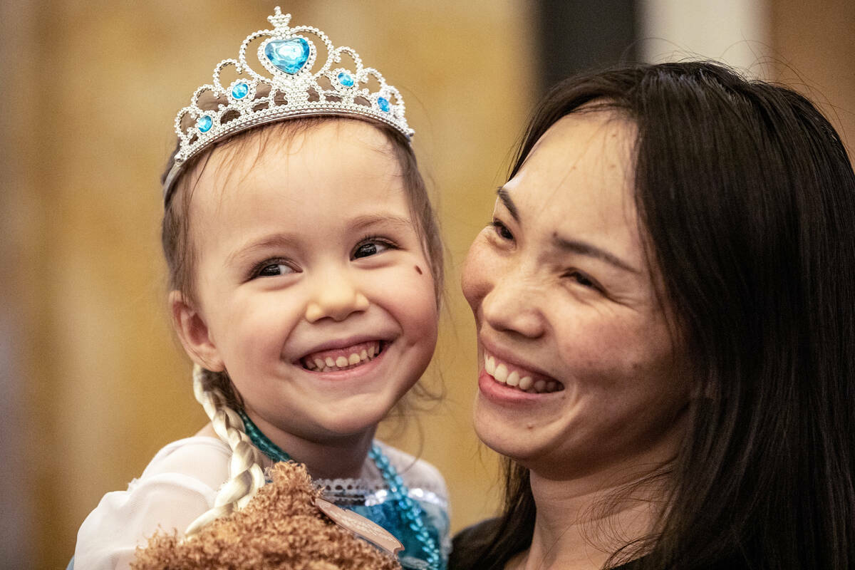 June Chen sostiene en brazos a su hija Samantha Buckley, de 5 años, durante un viaje de Make-A ...