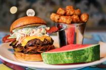 Una Backyard Burger de Holsteins Shakes and Buns en The Cosmopolitan of Las Vegas, que cerró e ...