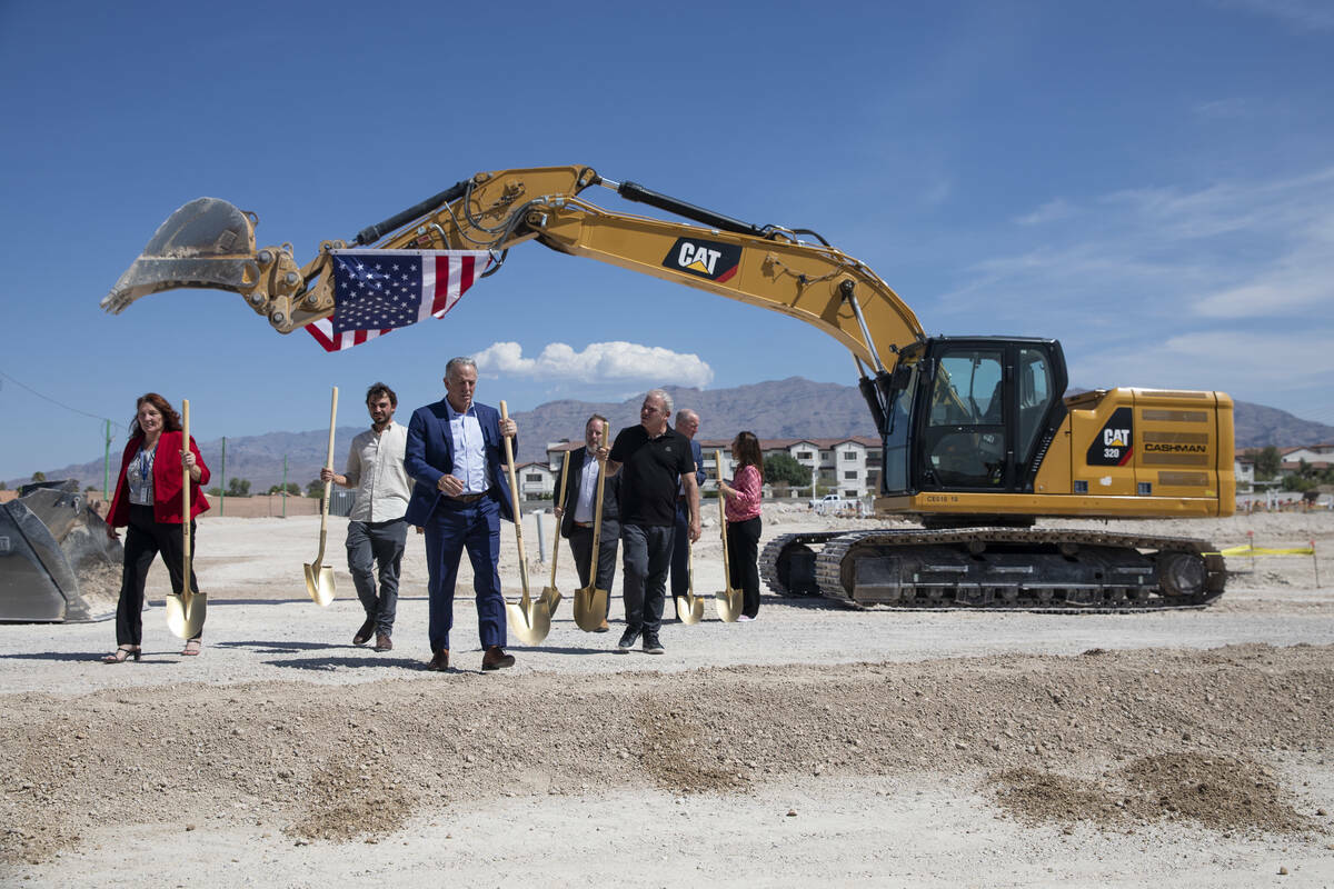 Los encargados de la ceremonia de colocación de la primera piedra terminan de tomarse fotos de ...