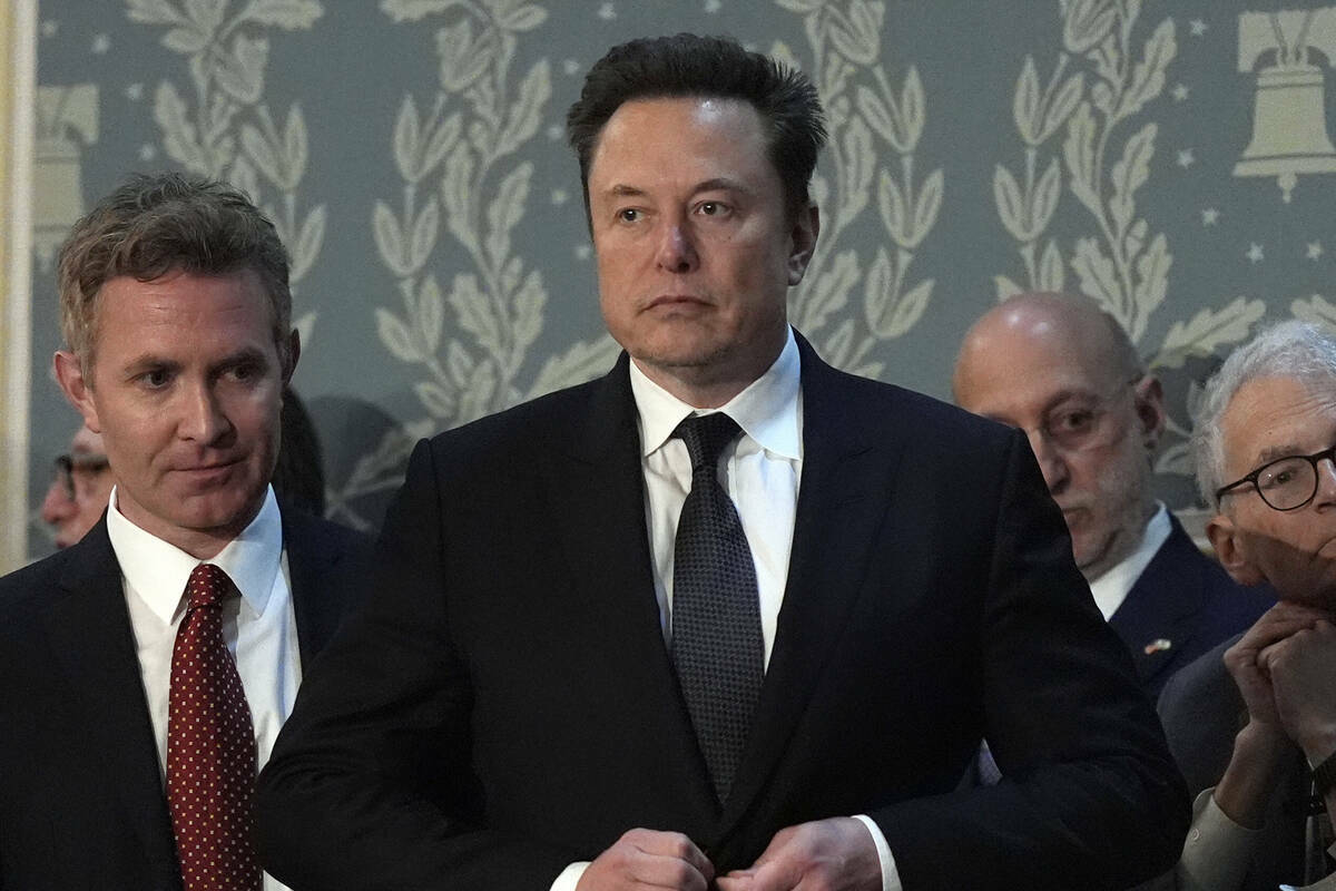 ARCHIVO - Elon Musk llega a una reunión conjunta del Congreso en el Capitolio, en Washington, ...