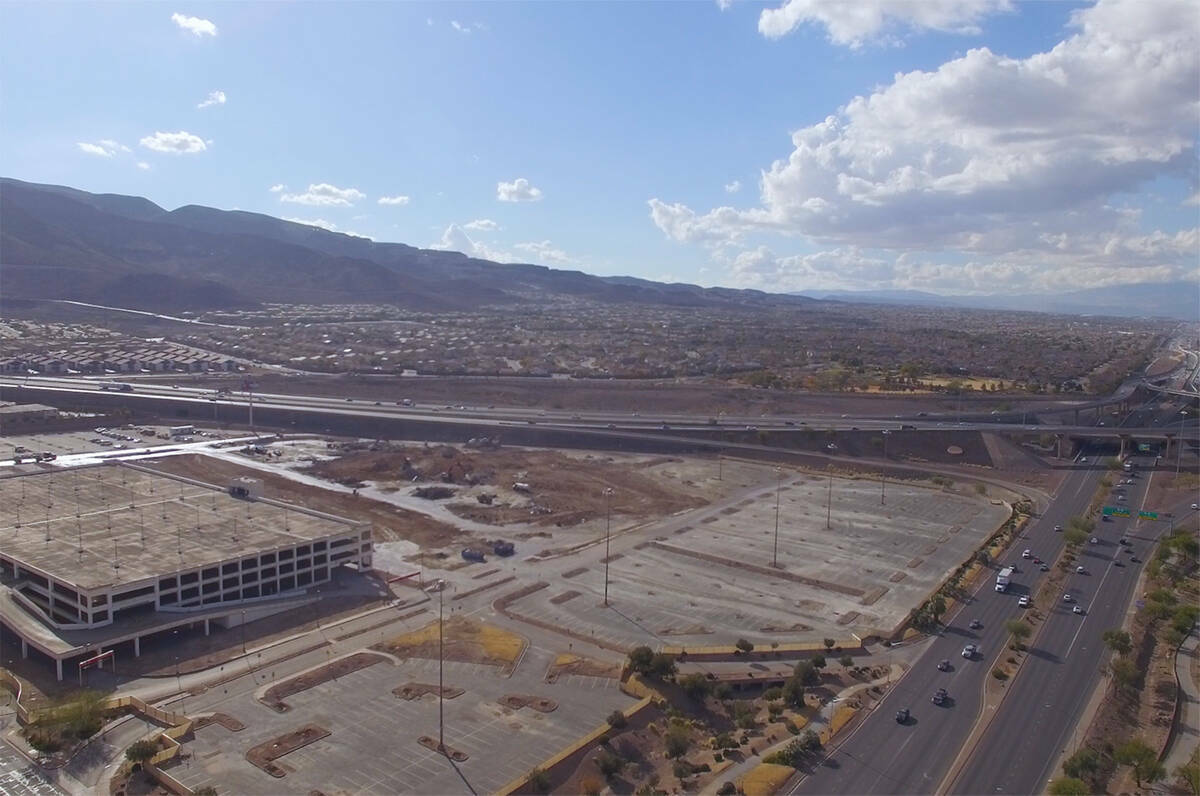 El antiguo sitio del Fiesta Henderson junto a la Interstate 11 y el 215 Beltway. (Foto de la Ci ...