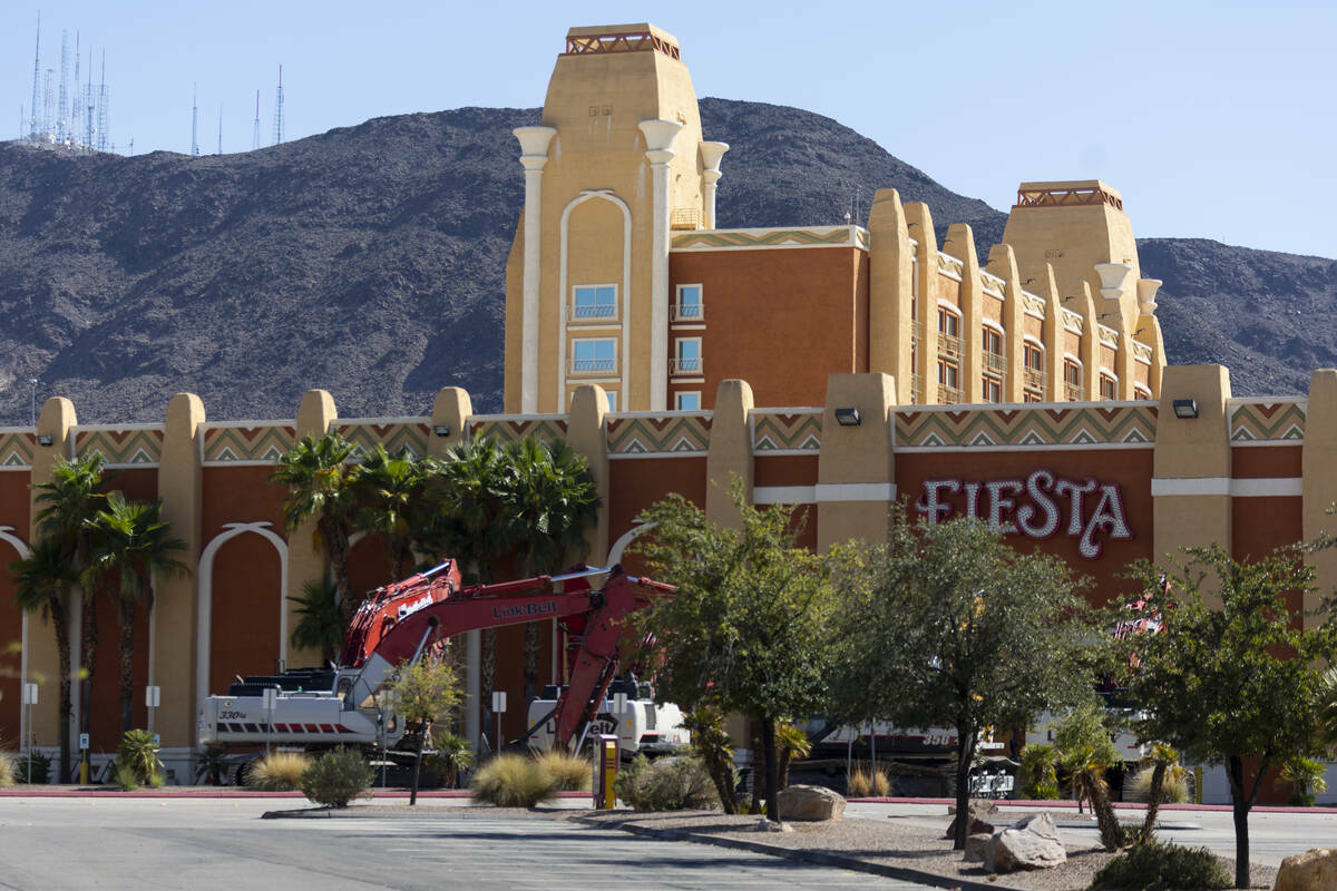 Equipo pesado se ve cerca de la entrada principal del hotel-casino Fiesta Henderson, en Henders ...