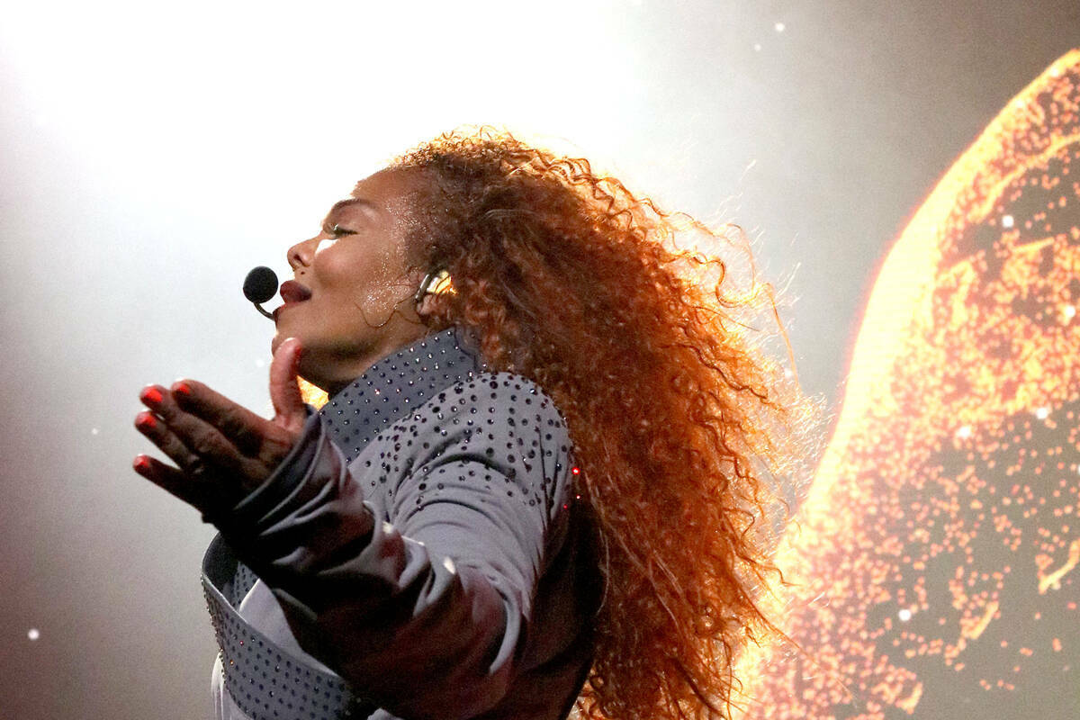 Janet Jackson canta en el escenario durante la noche de apertura de su Metamorphosis - The Las ...