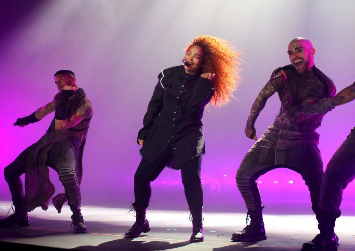 Janet Jackson canta en el escenario durante la noche de apertura de su residencia "Metamorphosi ...