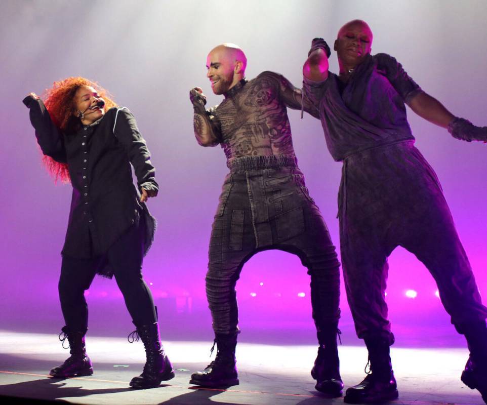 Janet Jackson (L) canta en el escenario durante la noche de apertura de su Metamorphosis - The ...