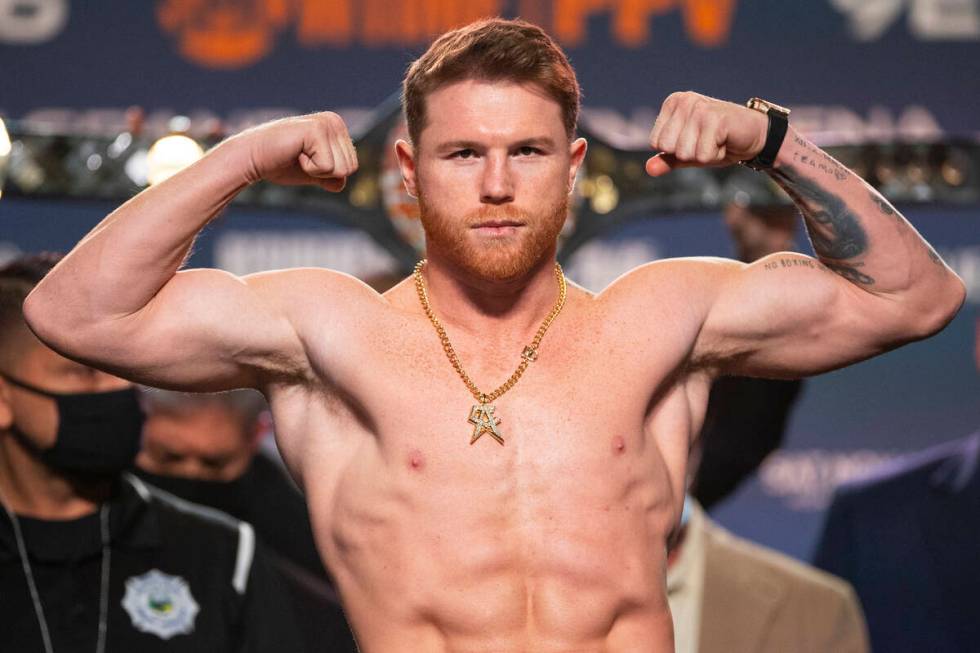 Canelo Álvarez posa durante un pesaje en el MGM Grand Garden Arena en Las Vegas, el viernes 5 ...